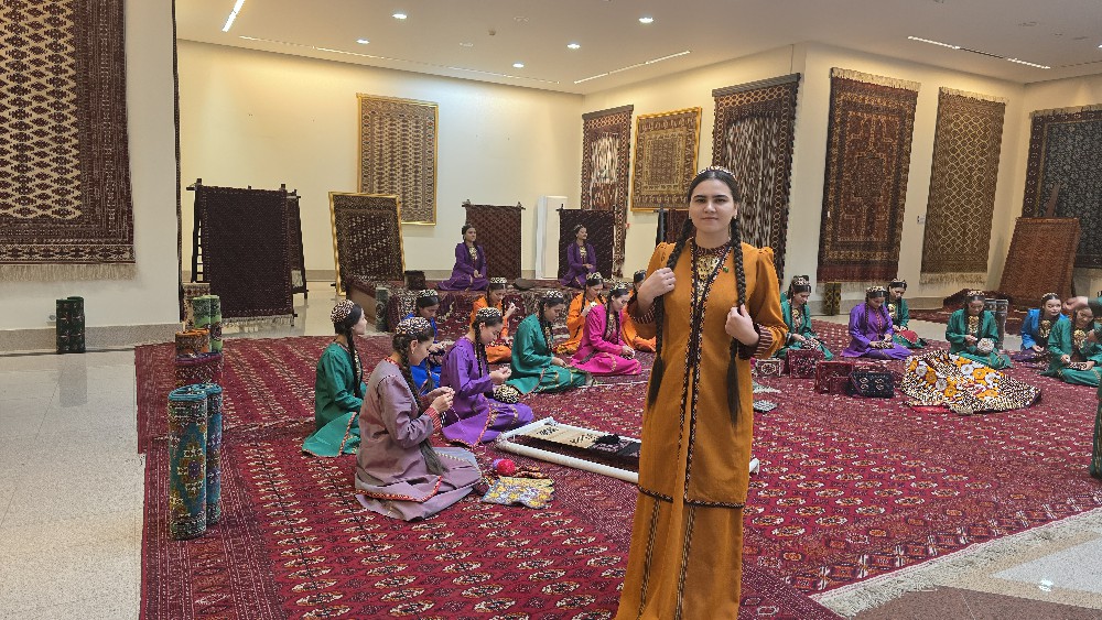 Türkmen  halysyň milli muzeýinde talyp ýaşlaryň üme ýazgysy